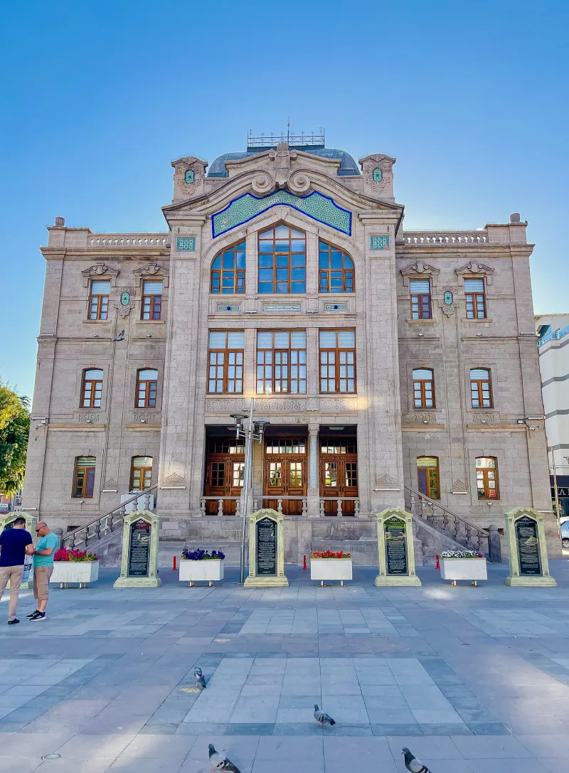 Raudonoji Aksaraj mečetė (Eğri Minare): gidė ir istorija